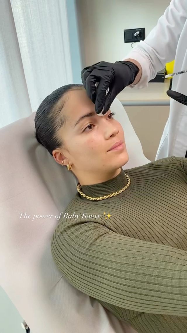 Le #BabyToxinebotulique est là pour vous redonner un coup de boost 💉 Vous gardez votre expression naturelle tout en ayant une peau plus lumineuse et rafraîchi!  Traitement : BabyBotox 
Prix : 590.- CHF  Contactez-nous pour prendre rendez-vous ou visitez notre site pour plus d’information 👉 www.maisontoa.com